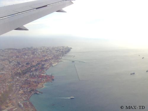 Vom Flugzeug aus sieht man diegigantischen Ausmaße der MSC Musica im Hafen von Salvador da Bahia.
