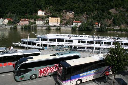 Busse an der Donaulände