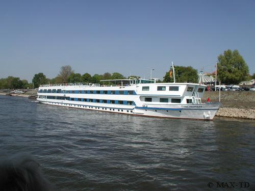 Rhein Prinzessin vor Rheinterrassen