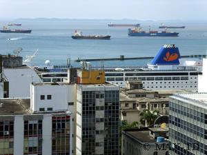 Die MS Grand Mistral der Ibero Cruceros im Hafen von Salvador da Bahia. Die Häuser der Baixa Cidade verecken das Kreuzfahrtschiff fast vollständig.