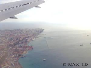 Vom Flugzeug aus sieht man diegigantischen Ausmaße der MSC Musica im Hafen von Salvador da Bahia.