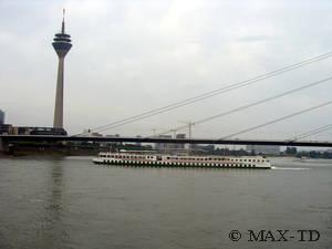 Prinses Juliana vor Rheinturm