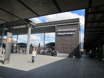 Zug zum Flughafen vom Hauptbahnhof Oslo