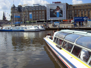 Ausflugsschiffe für Grachtenfahrten in Amsterdam