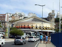 Salvador da Bahia: Mercato Mondeo mit Elevador Lacerda im Hintergrund
