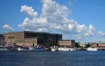 Ausflugsschiffe im Hafen von Stockholm