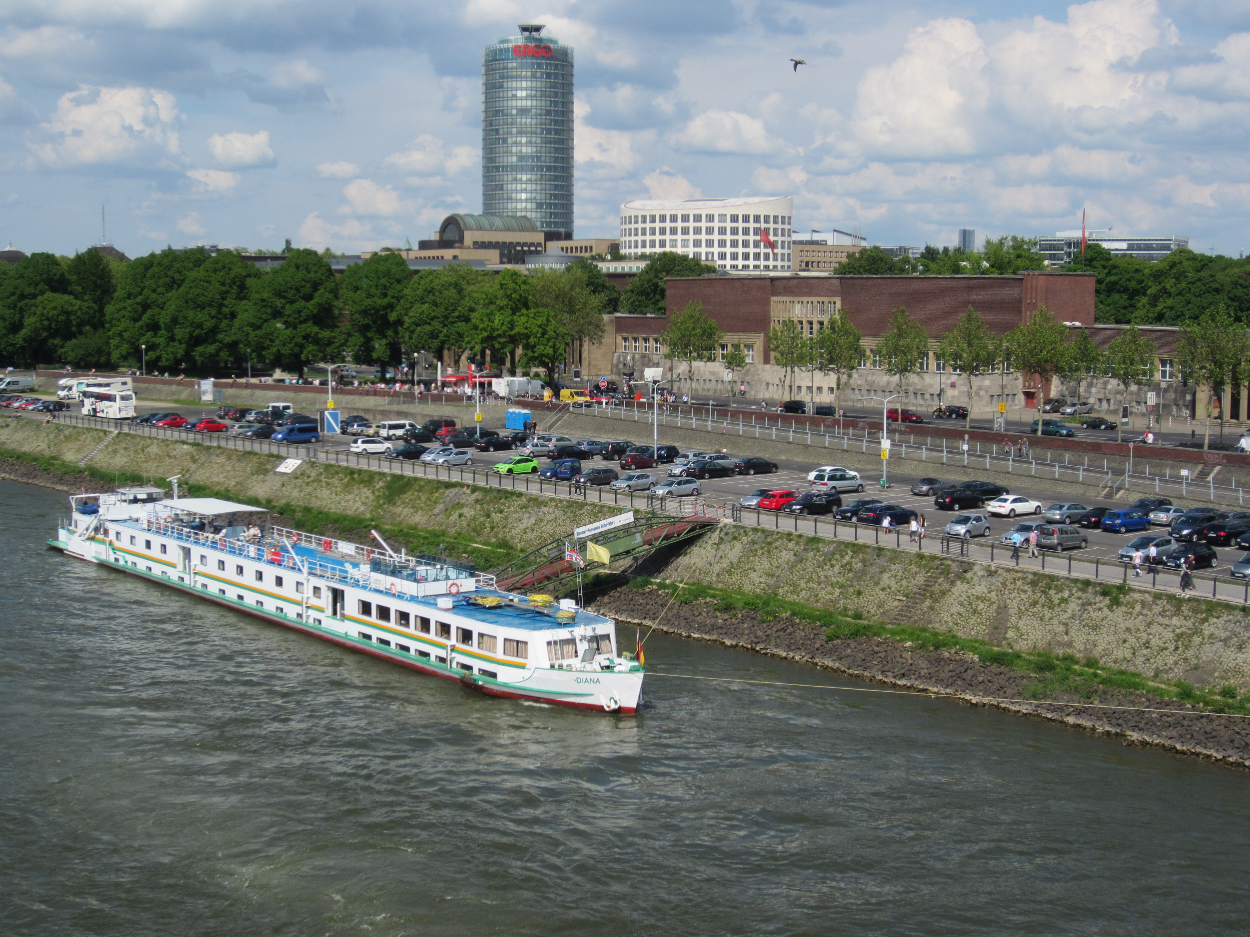 Flusskreuzfahrtschiff auf dem Rhein in Düsseldorf