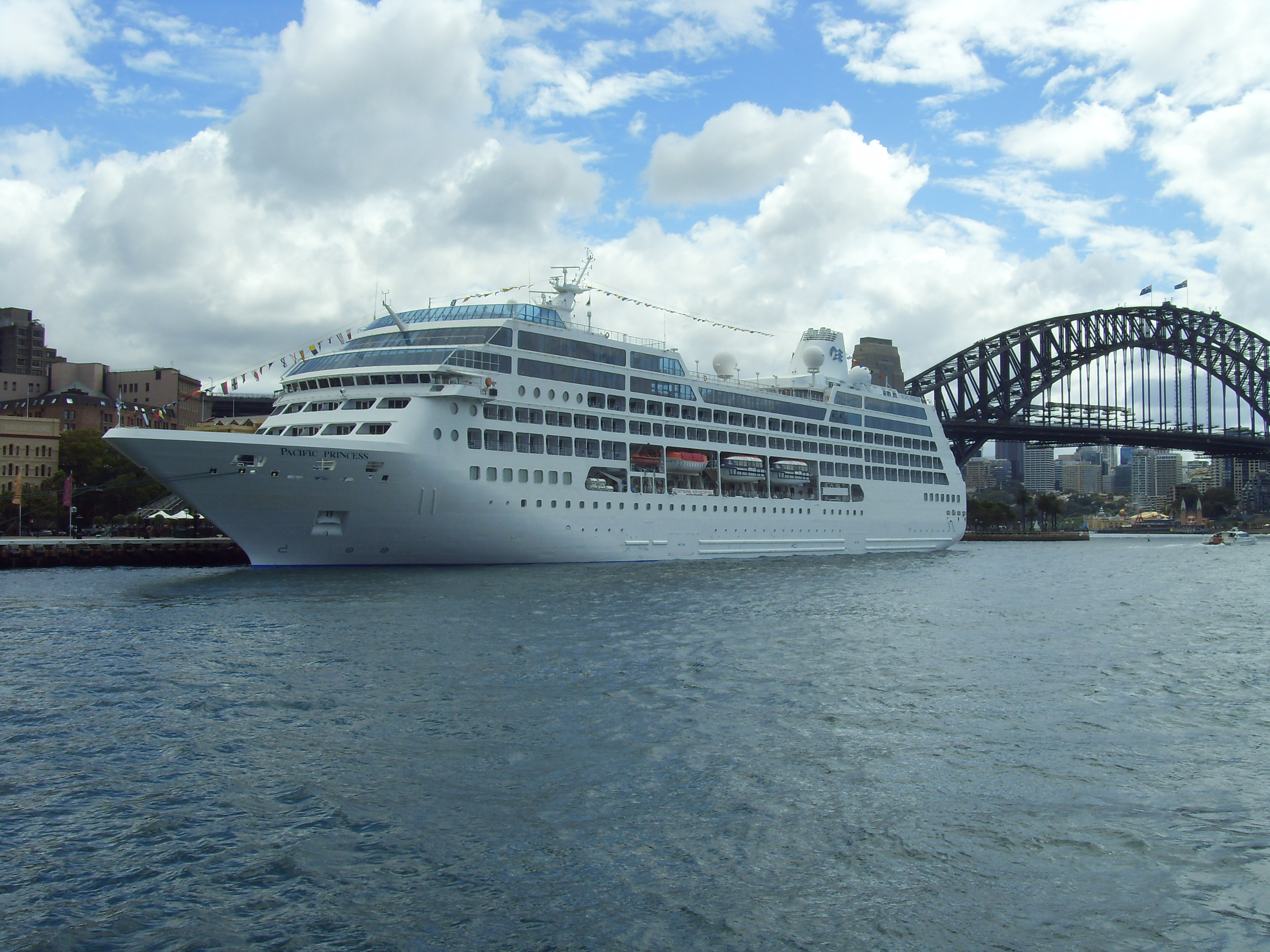 Kreuzfahrtschiff vor der Sydney Harbour Bridge