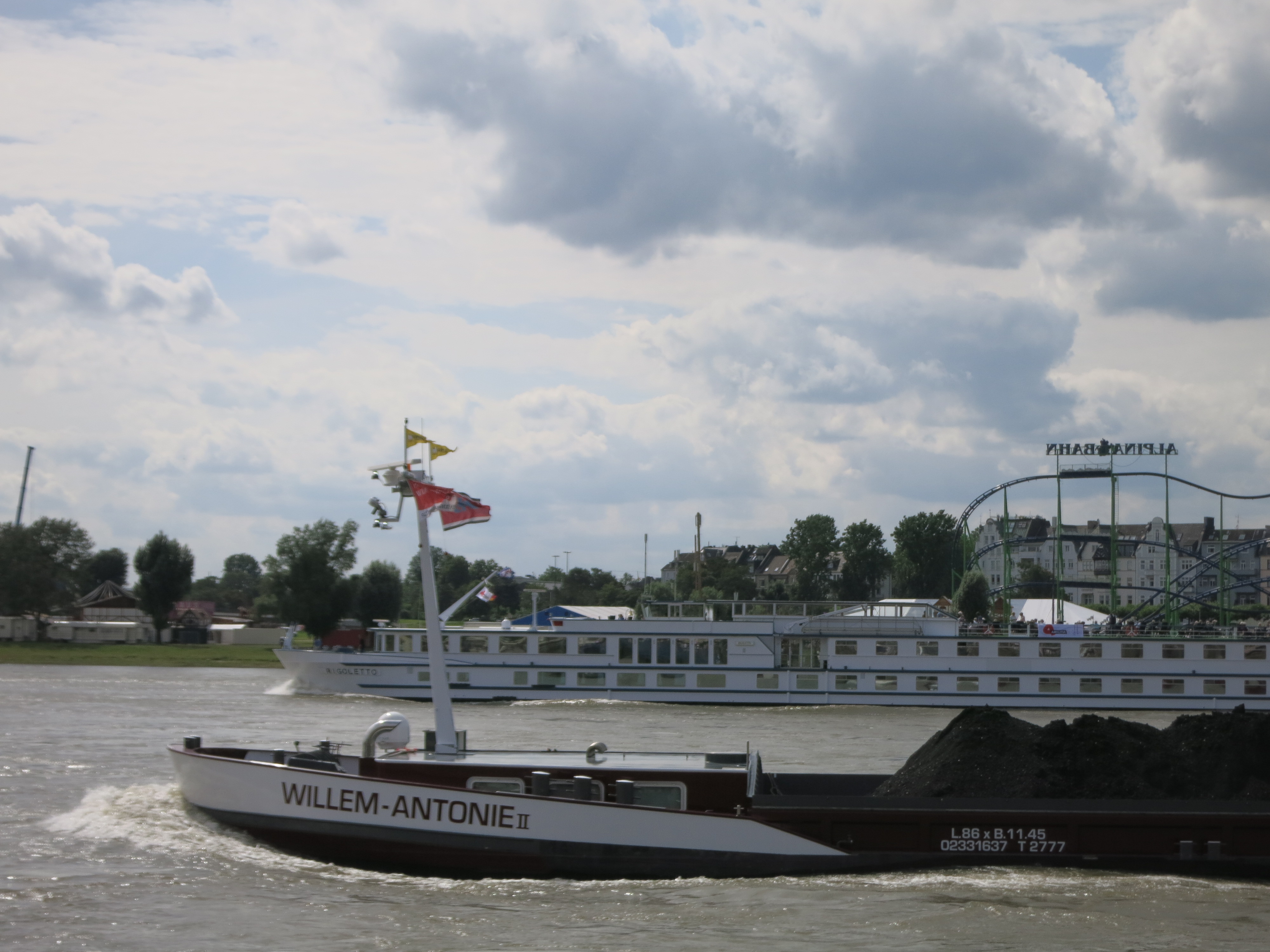 Flusskreuzfahrtschiff auf dem Rhein in Düsseldorf