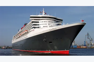 Queen Mary 2 mit schwarzem Rumpf und weißen Aufbauten im Hafen