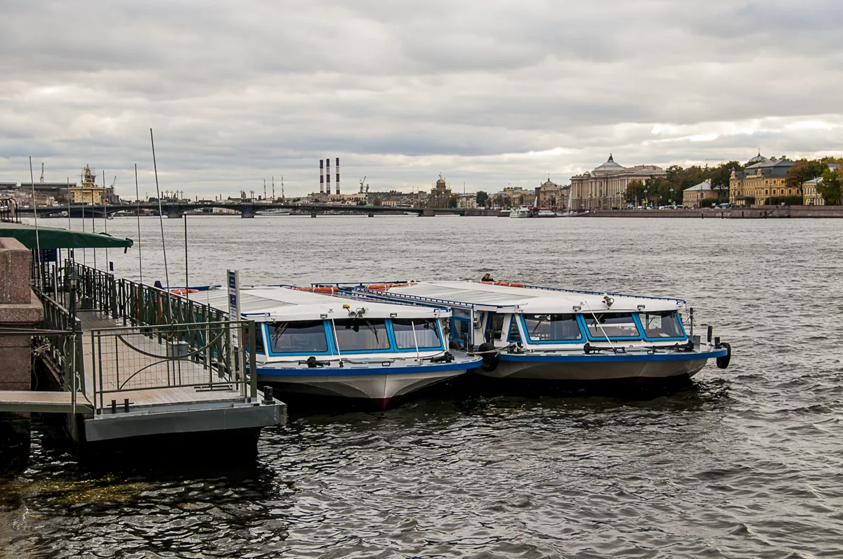 Ausflugsboote auf der Newa in Sankt Petersburg
