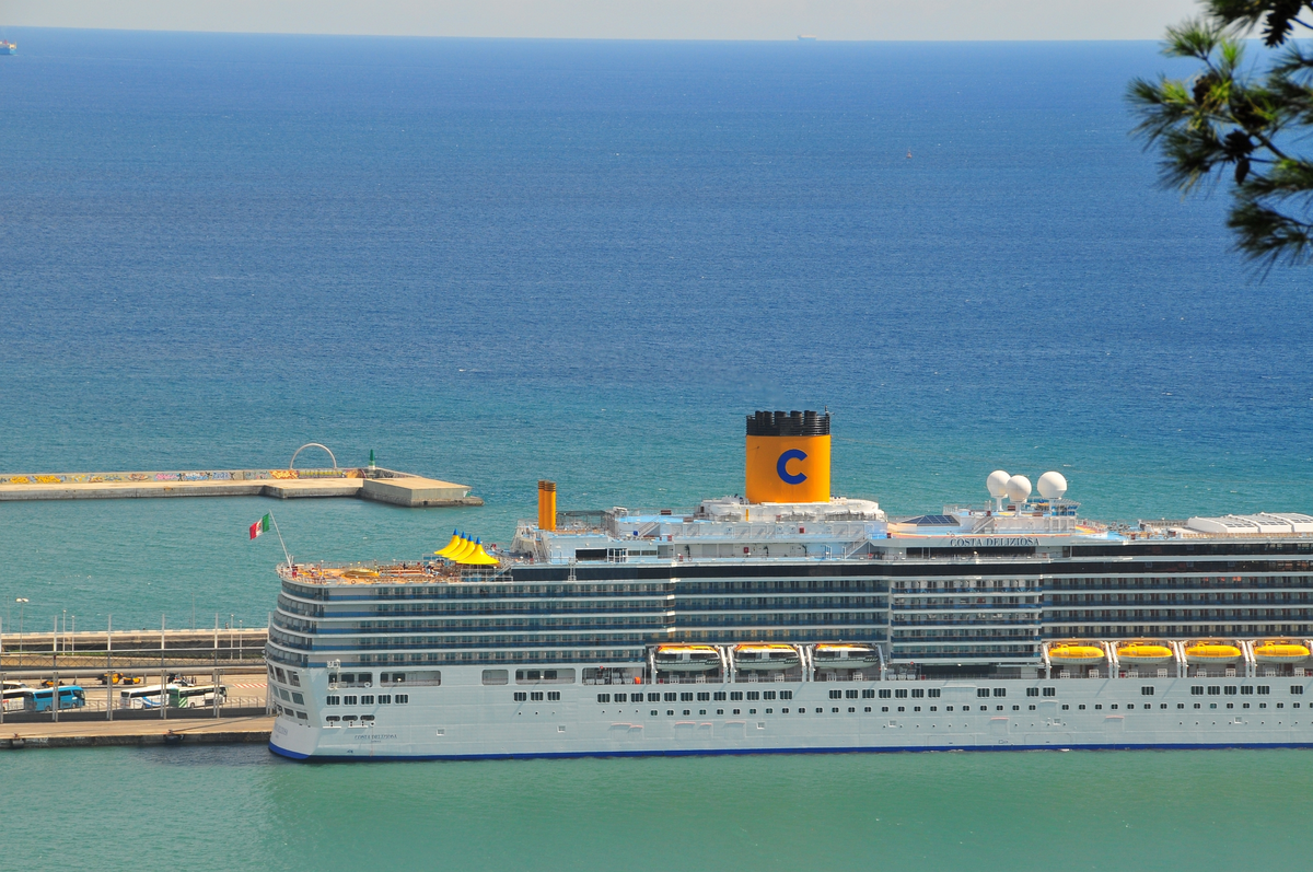 Costa Deliziosa von Costa Cruises im Hafen von Barcelona